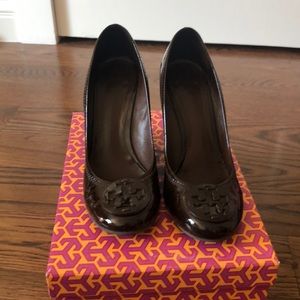 Fog Brown wedge with brown emblem